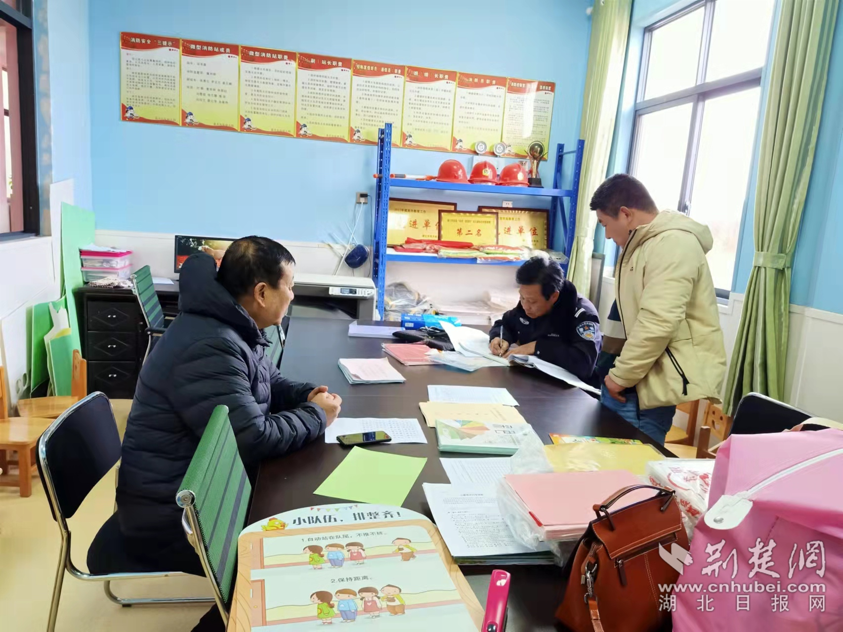 民警深入校園與教職員工座談，深入排查化解各類矛盾糾紛。.png.png