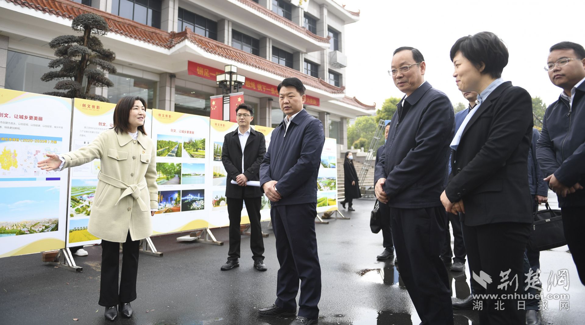 與會人員參觀潛江市全國文明城市創(chuàng)建工作成效展示。.jpg.jpg