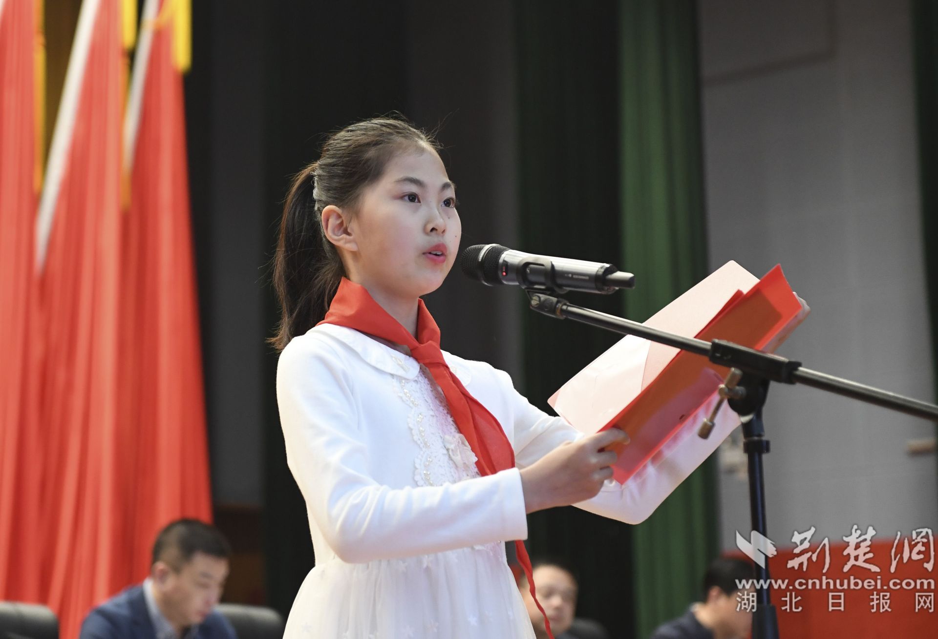 宣讀《全國文明城市創(chuàng)建倡議書》。.jpg.jpg