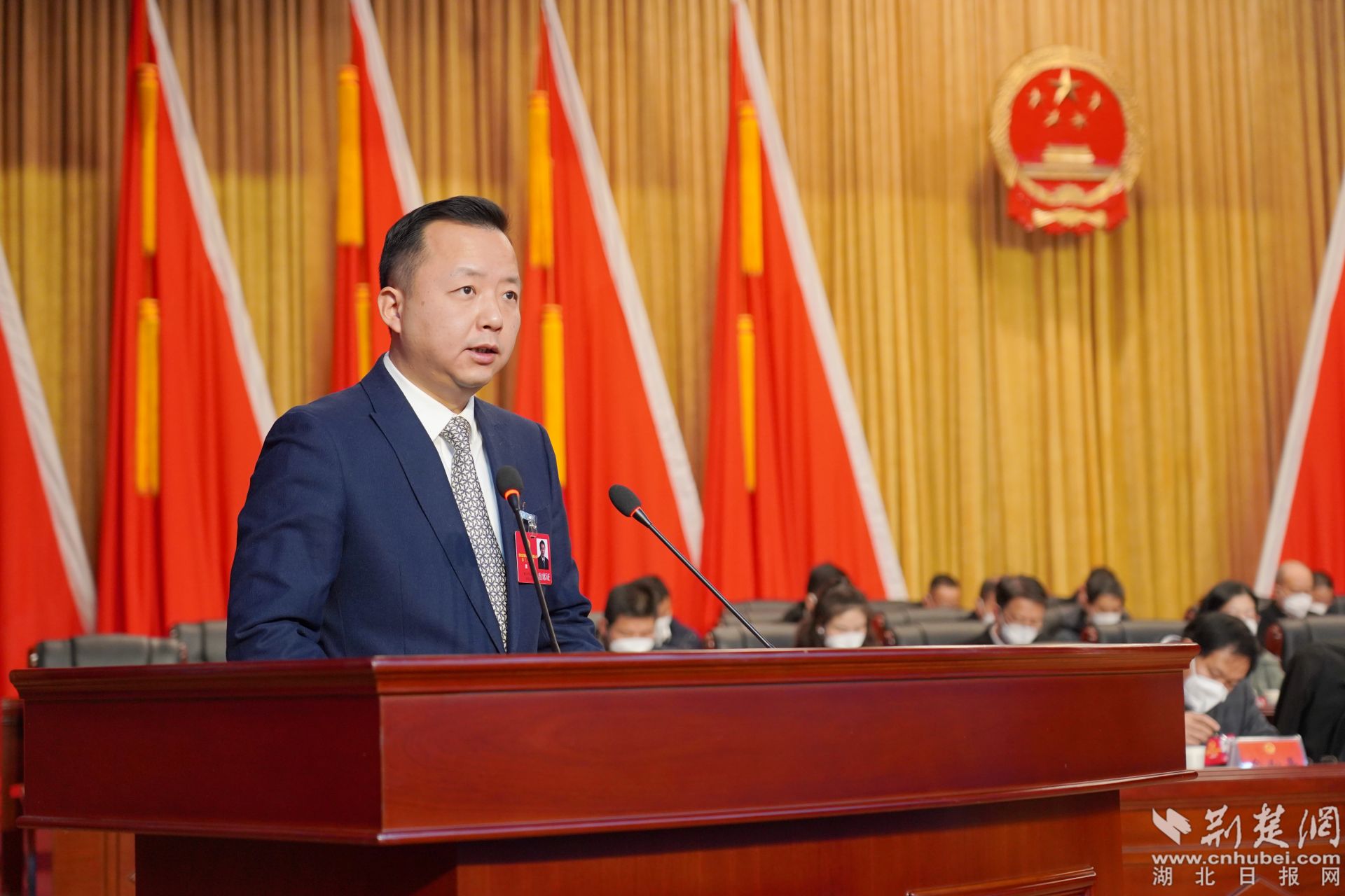 華容區(qū)區(qū)長龔駿作政府工作報告。.JPG.JPG