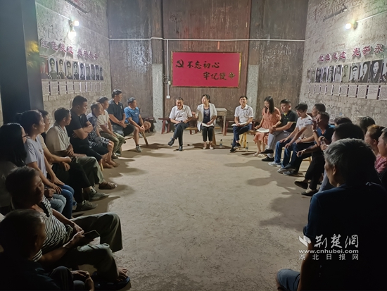 崇陽(yáng)縣金塘鎮(zhèn)黨員干部在金塘村盧家大屋村灣開(kāi)展灣子夜話,和群眾共商環(huán)境治理等事宜。.jpg