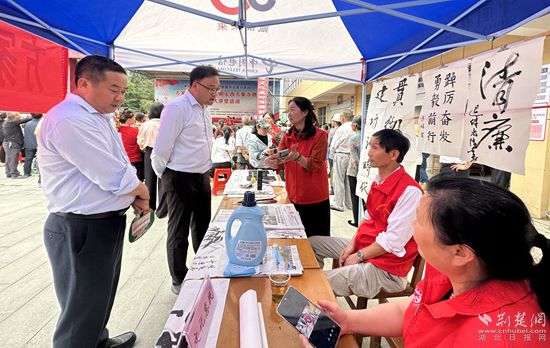 “文化惠民”攤位上，志愿者展示書法作品_副本.jpg