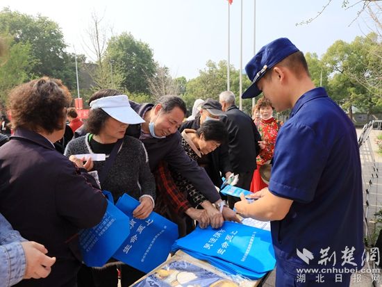 搭建咨詢(xún)臺(tái)發(fā)放宣傳資料.jpg.jpg