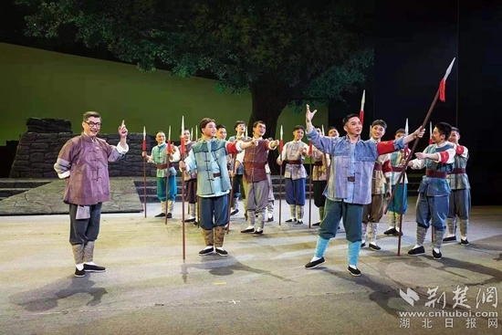 革命歷史題材楚劇《天明天亮》演出現(xiàn)場(chǎng)。通訊員供圖.webp.jpg
