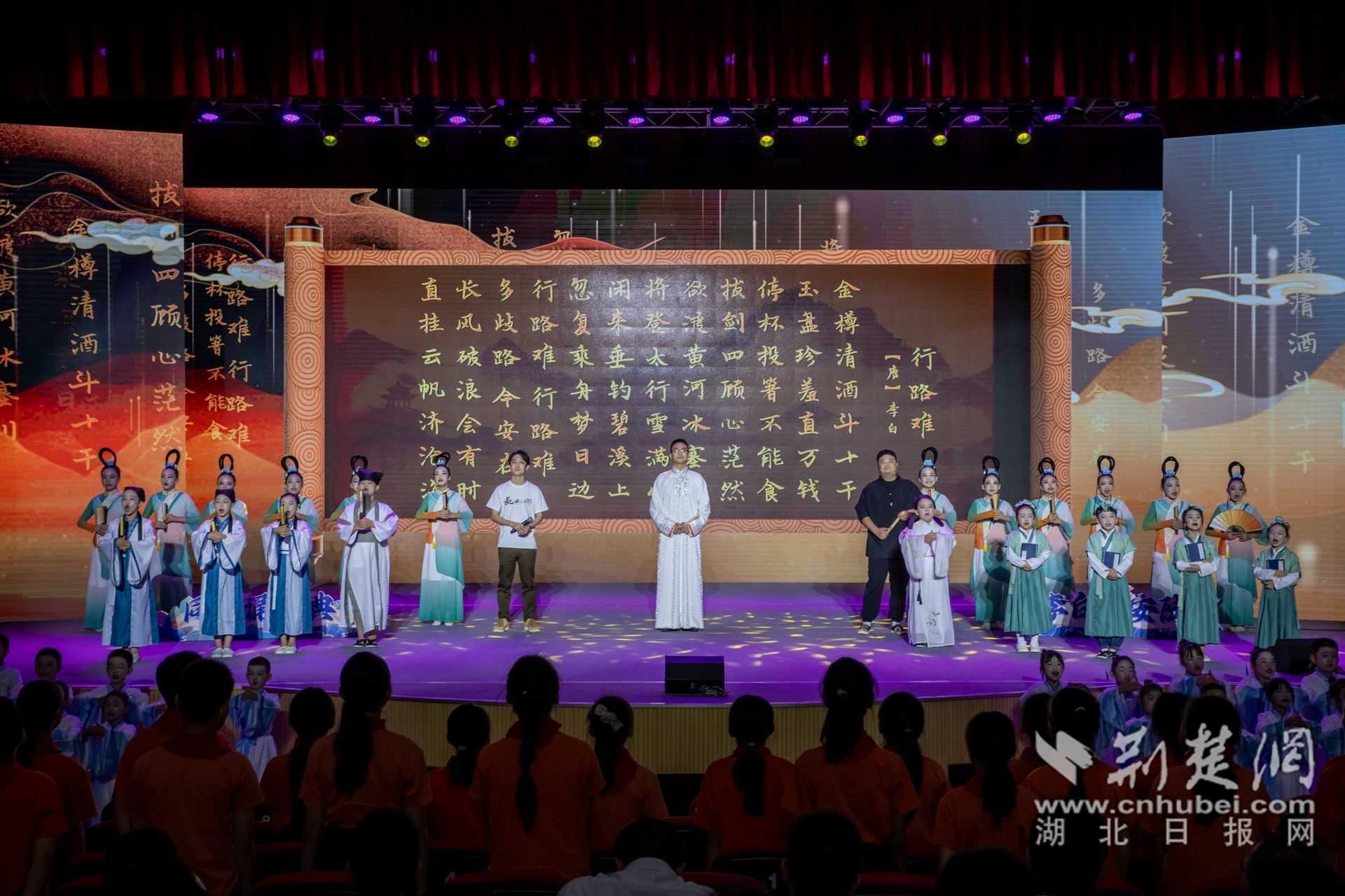 活動(dòng)最后凌振赫、沈嘉柯、余維剛與學(xué)生們一齊誦讀行路難_副本.jpg.jpg