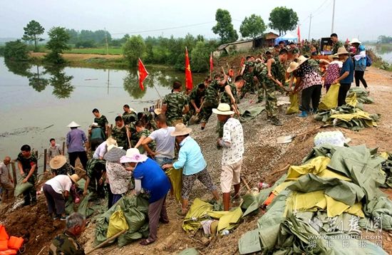 7月13日河頭村截流港管涌。軍民聯(lián)手保家園_副本.jpg.jpg
