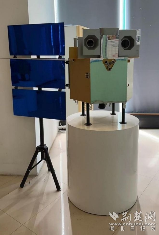 圖1：風(fēng)云四號衛(wèi)星模型（湖北省氣象科普基地） (1).jpg.jpg