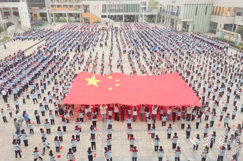 黃岡思源實(shí)驗(yàn)學(xué)?！段遗c國旗同框》快閃活動。.jpg.jpg