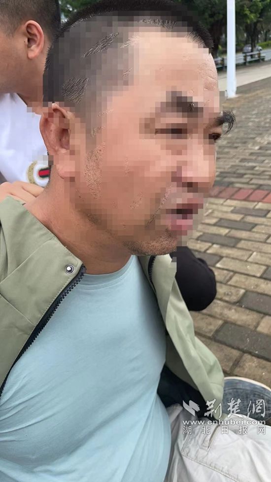 郭某正在海堤邊抽煙，民警將其控制.jpg.jpg