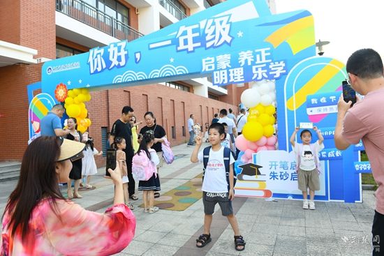 咸寧市實(shí)驗(yàn)外國語學(xué)校 家長帶著新生孩子來校報道（2）.jpg.jpg