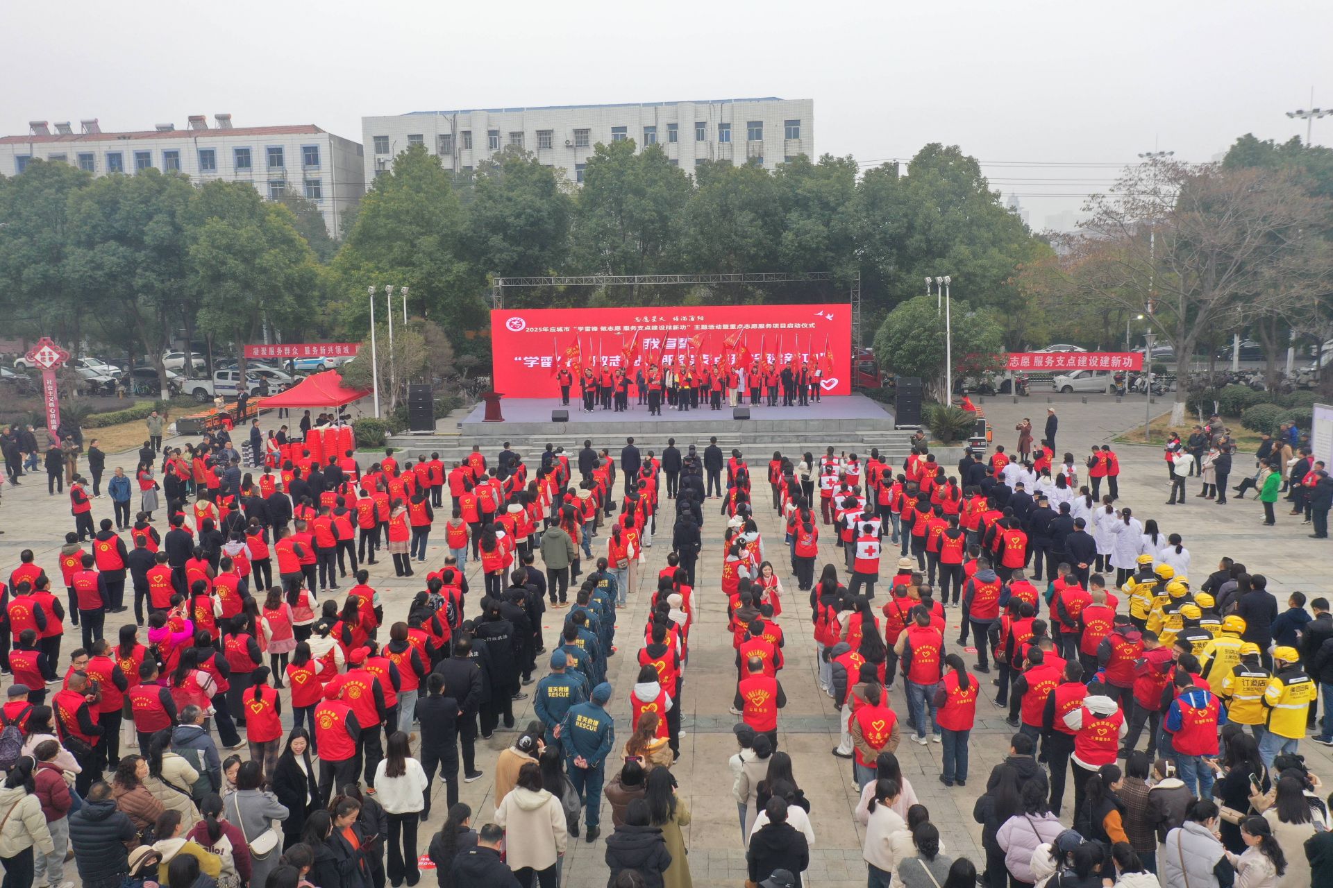 活動(dòng)現(xiàn)場(chǎng)，還舉行了新就業(yè)志愿服務(wù)隊(duì)授旗儀式  孫縉攝.jpg.jpg