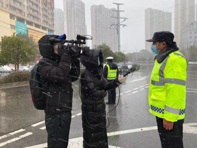 孝感市融媒體中心楊亞玲（風(fēng)雪中，采訪疫情期間重返一線的退休警察）_副本.jpg.jpg